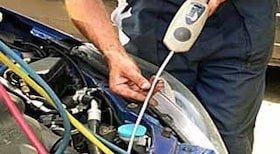 Диагностика автомобильного кондиционера с помощью электронного течи искателя фреона в Москве ЮАО по цене 500 р., сервис Авто Эйркон.